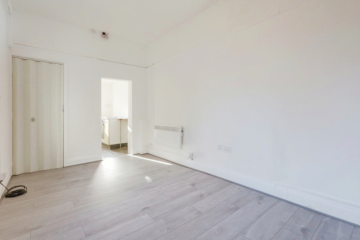 Flat Cliffsea Grove in Southend-on-Sea