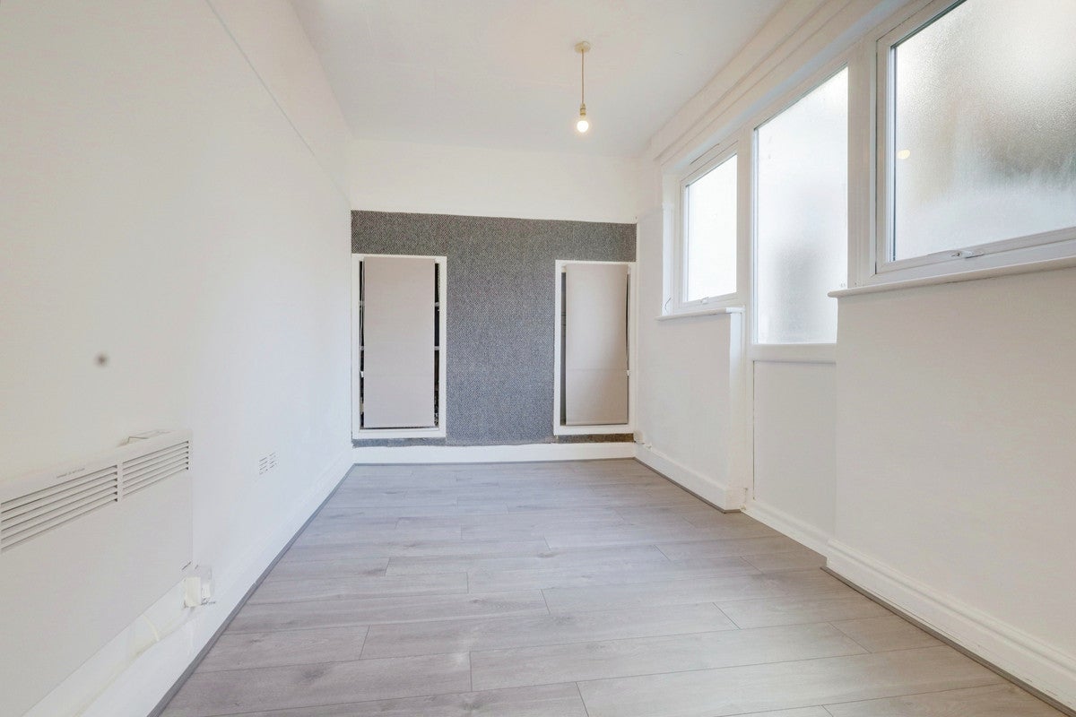 Flat Cliffsea Grove in Southend-on-Sea