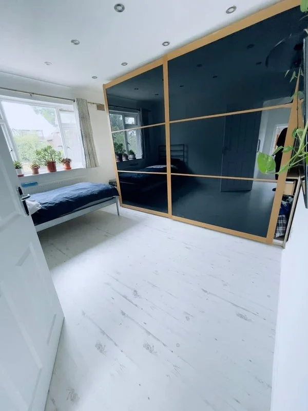 Room Rochester Road in Greater London