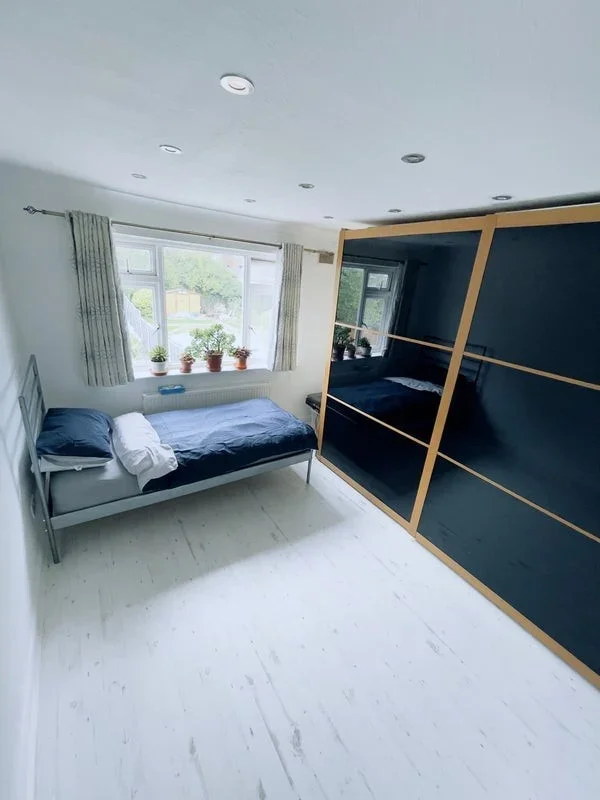 Room Rochester Road in Greater London