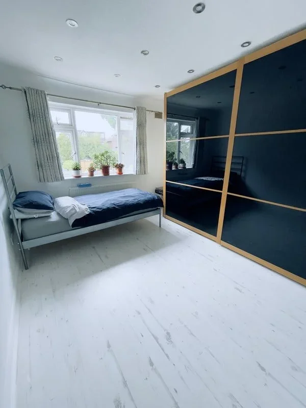 Room Rochester Road in Greater London