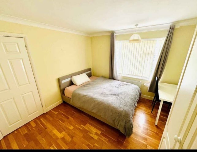 Room Lynegrove Avenue in Borough of Spelthorne