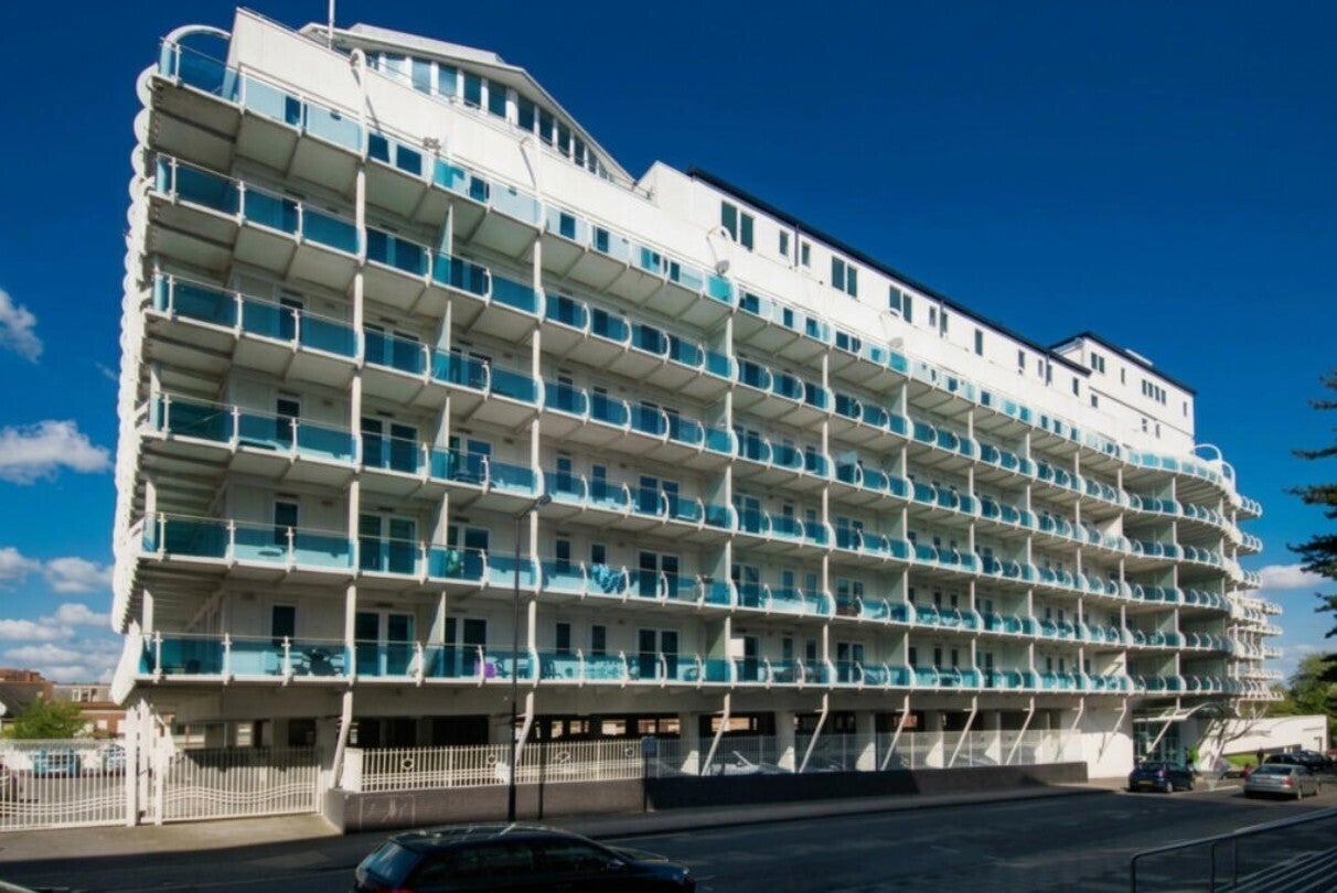 Flat Lyon Road in Greater London