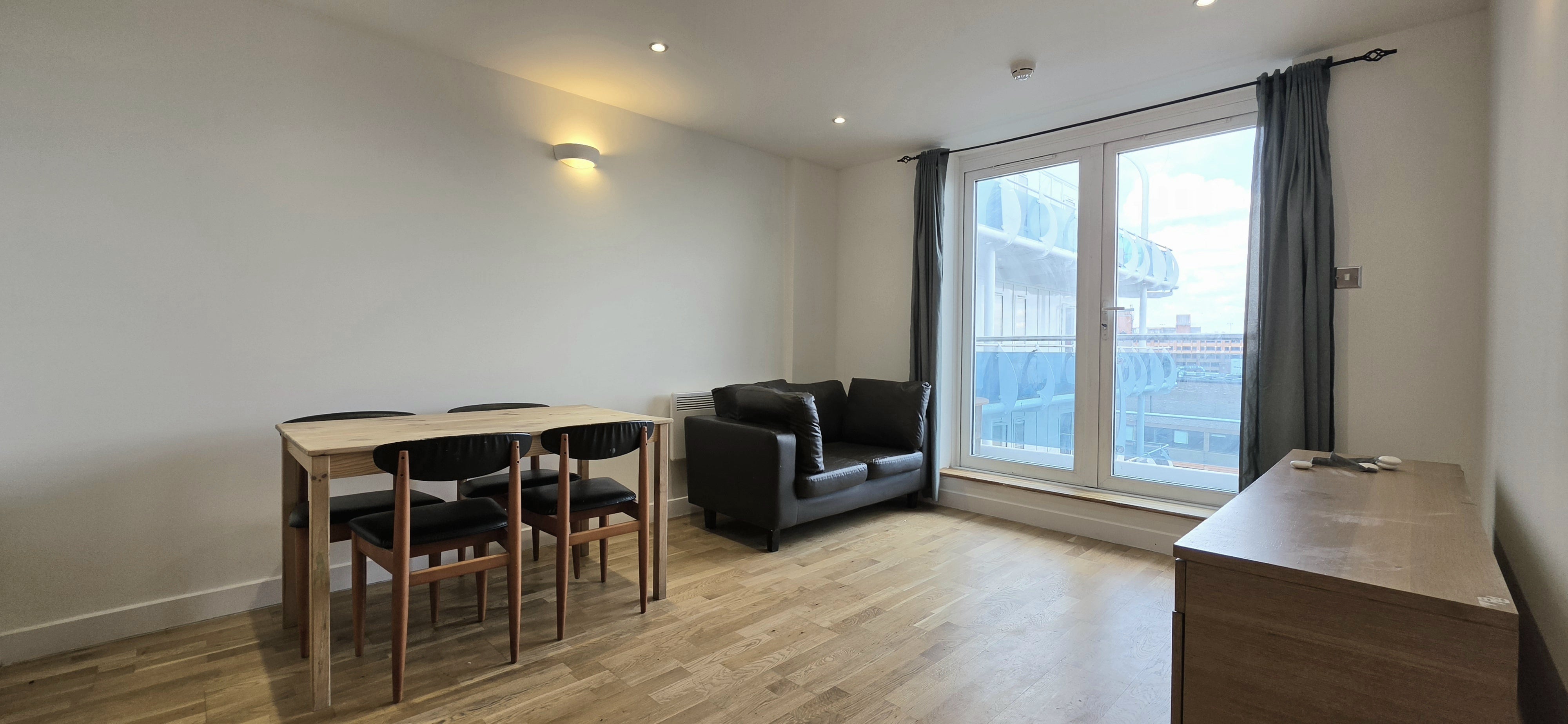 Flat Lyon Road in Greater London