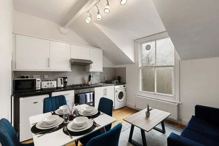 Flat Dukes Avenue in Greater London