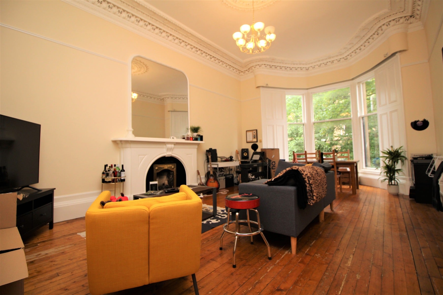 Flat Bowmont Gardens in Glasgow