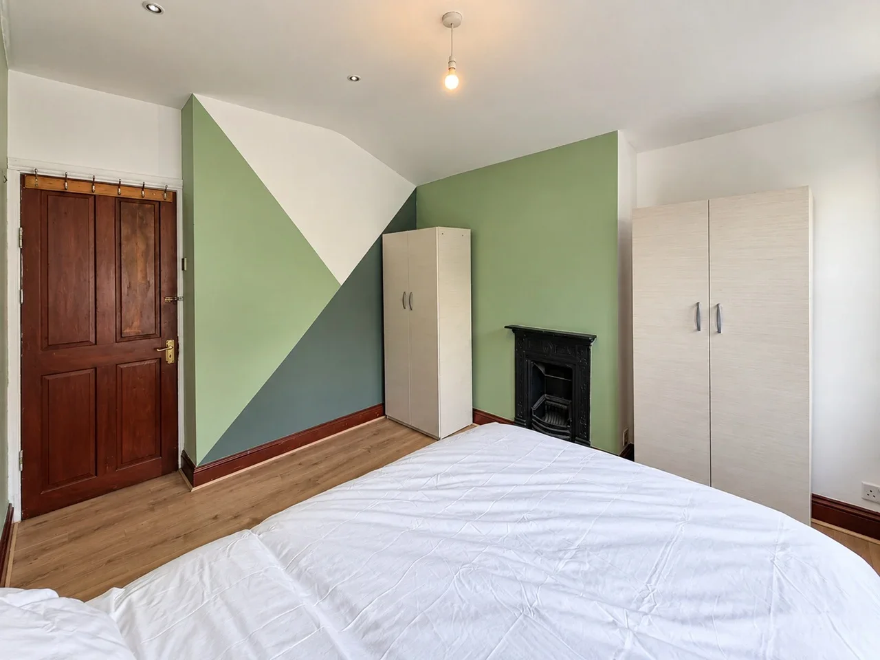 Room Colmer Road in Greater London