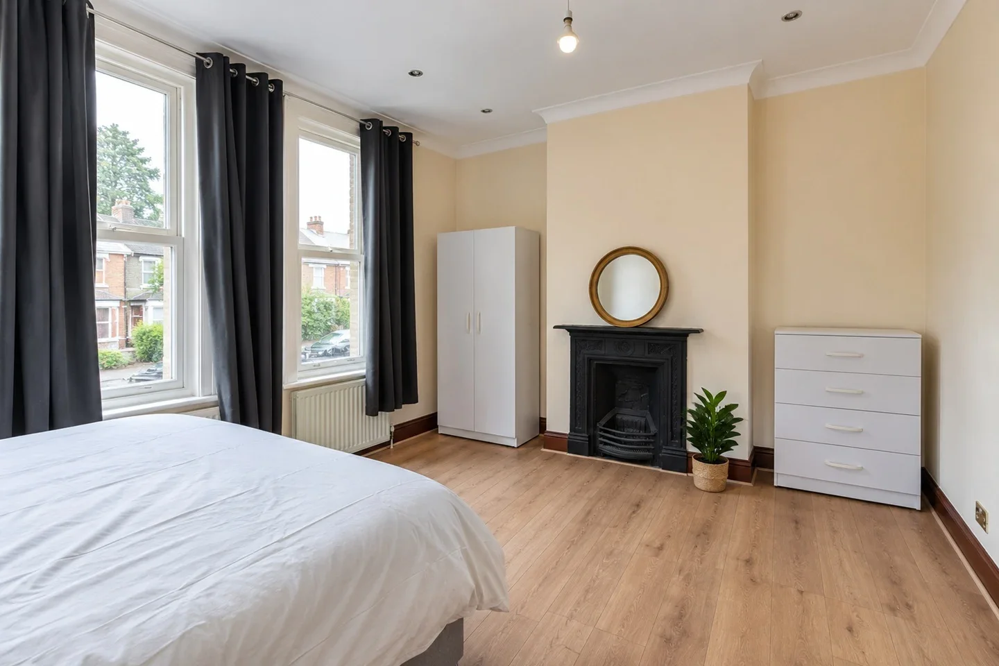 Room Colmer Road in Greater London