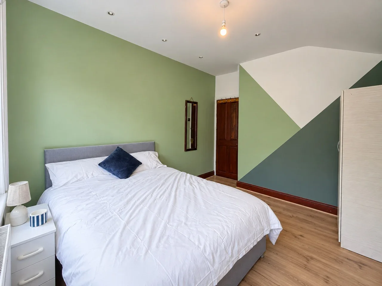 Room Colmer Road in Greater London