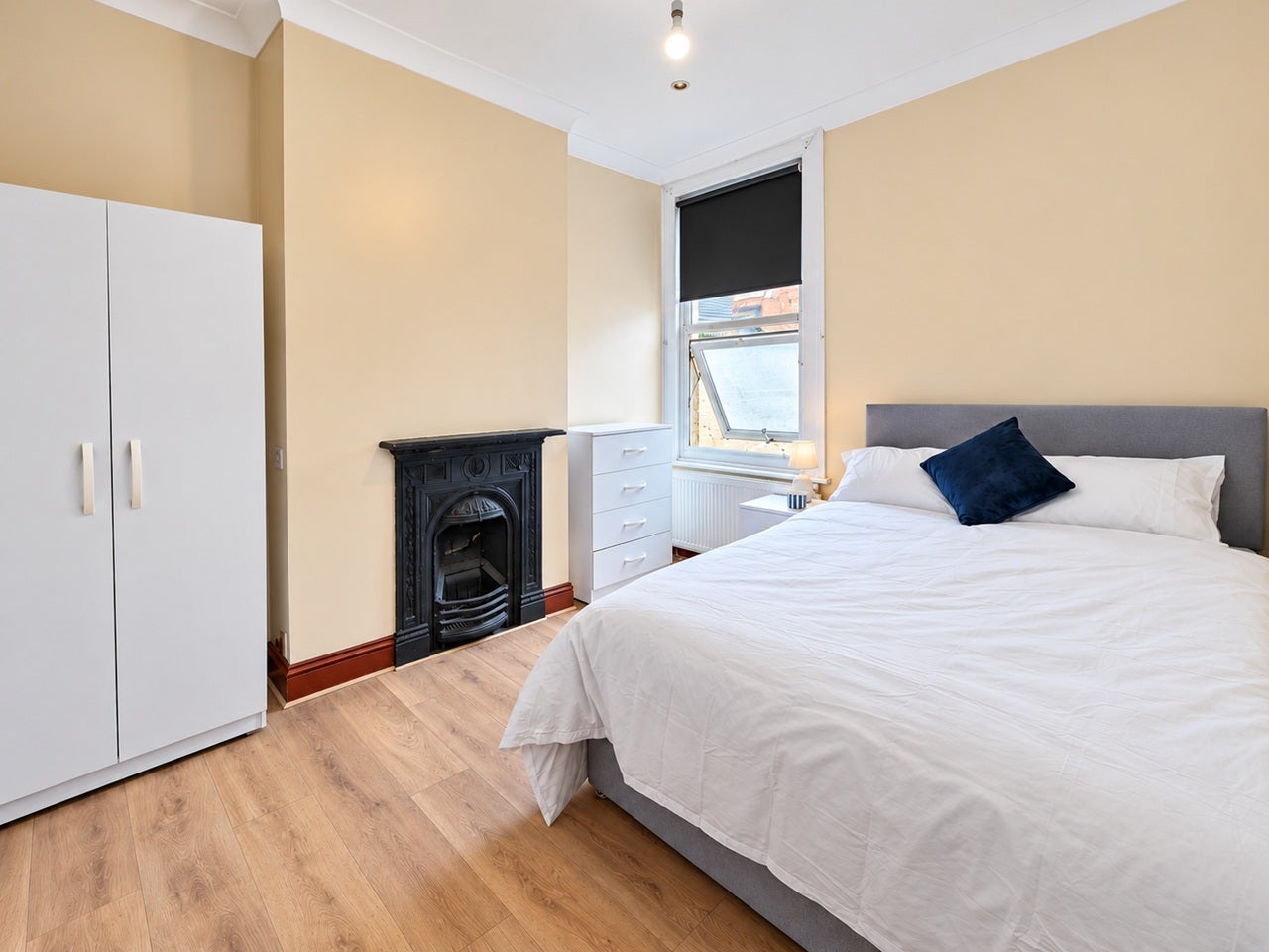 Room Colmer Road in Greater London