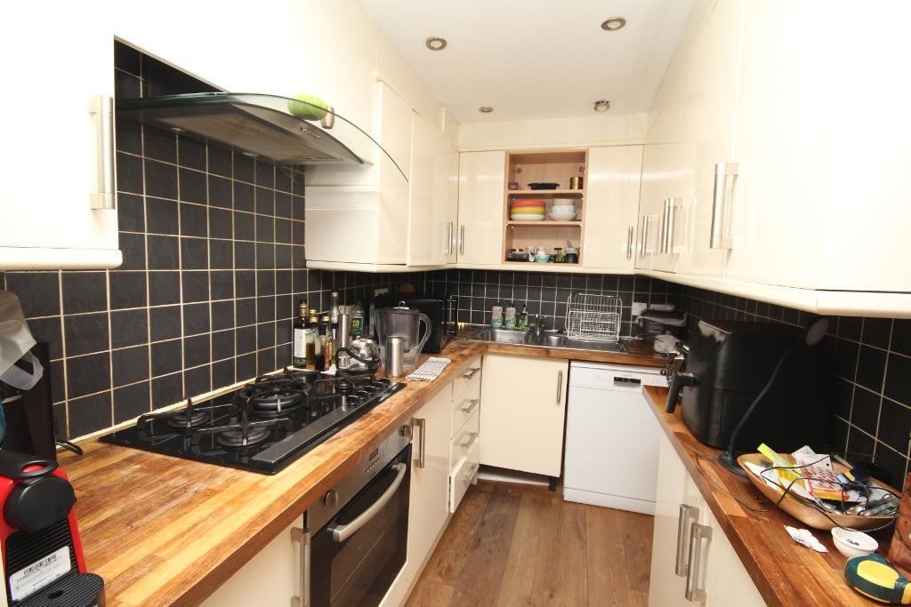 Flat Lockmead Road in Greater London