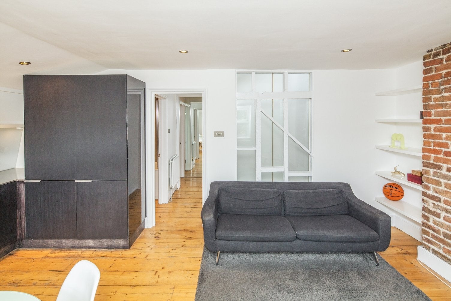 Flat Burchell Road in Greater London