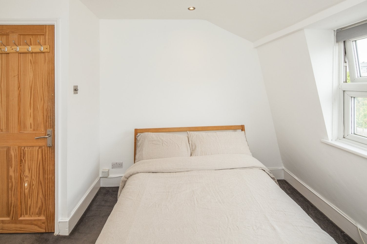 Flat Burchell Road in Greater London
