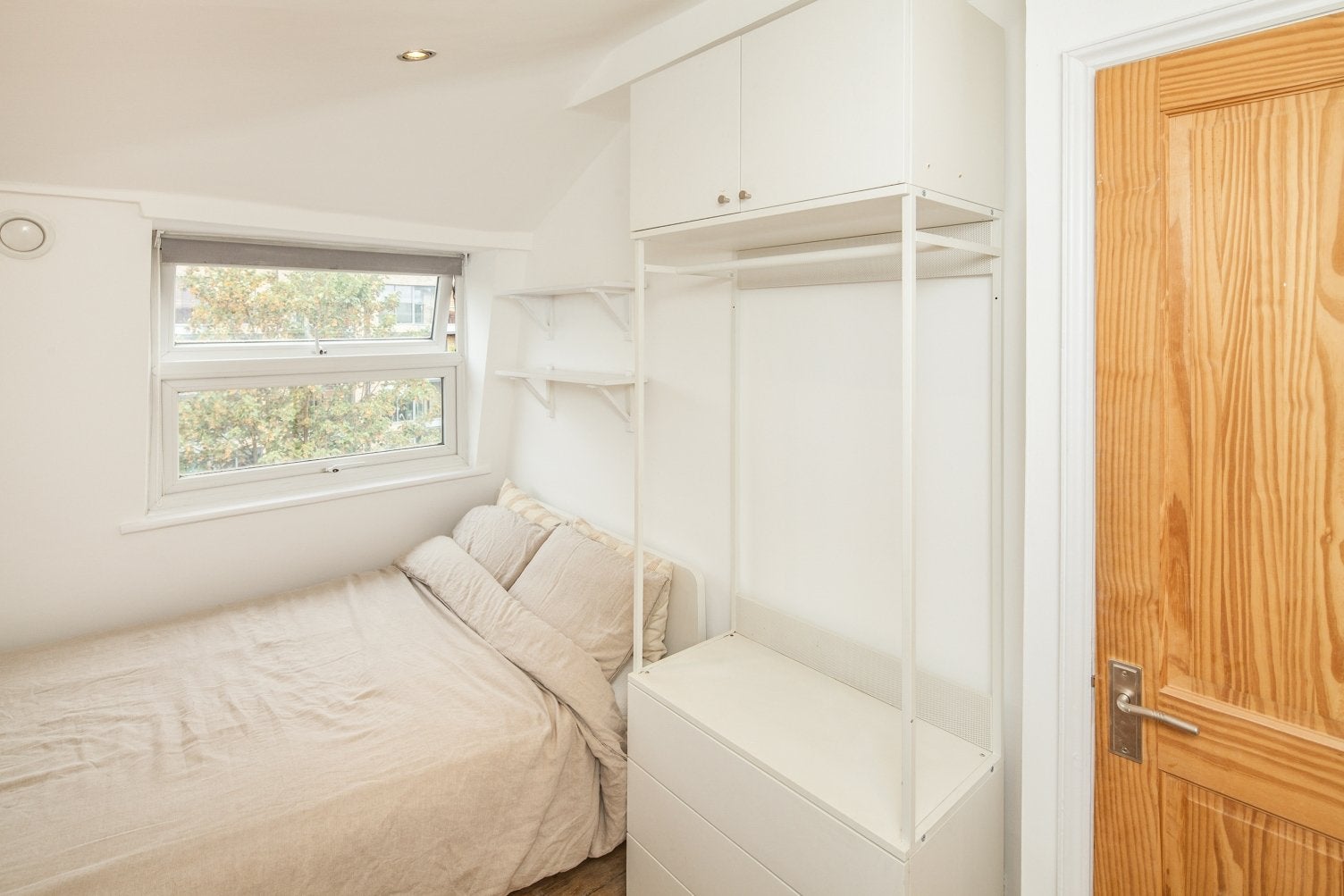 Flat Burchell Road in Greater London