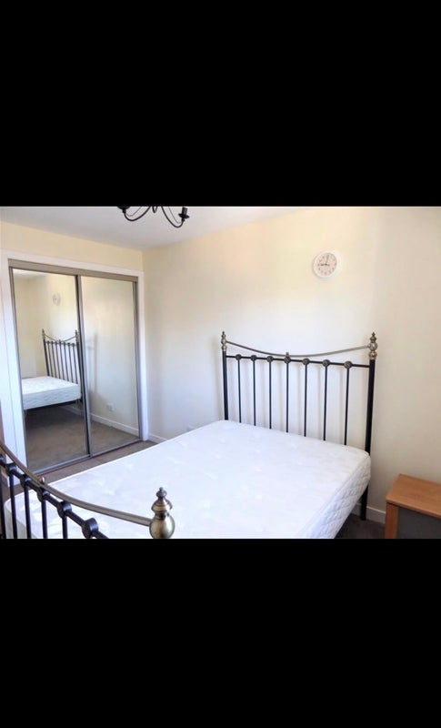 Room Crow Road in Glasgow