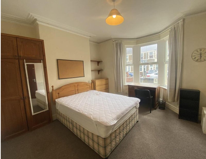 Room Woodville Road in Cardiff