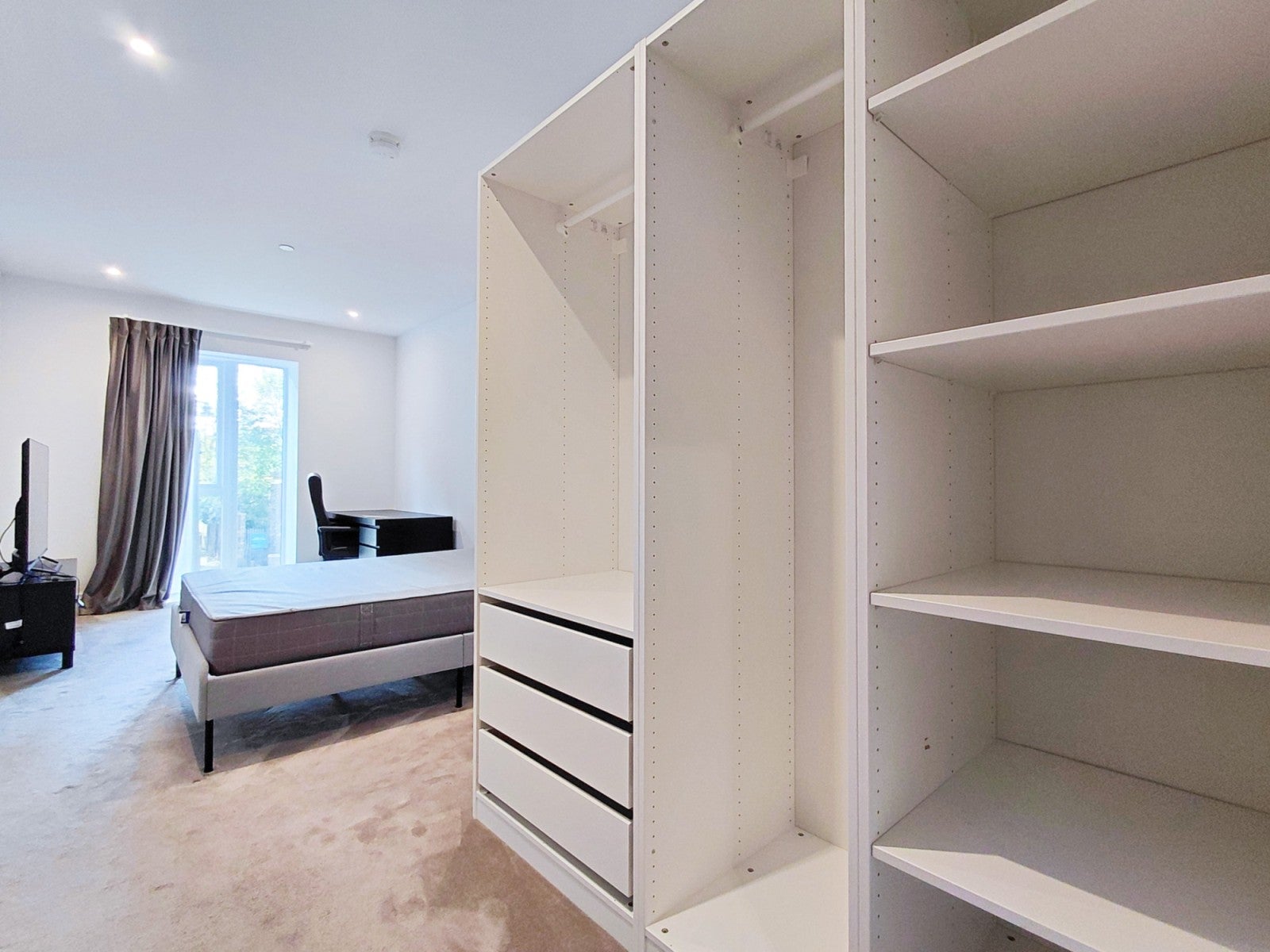 Flat Mattock Lane in Greater London