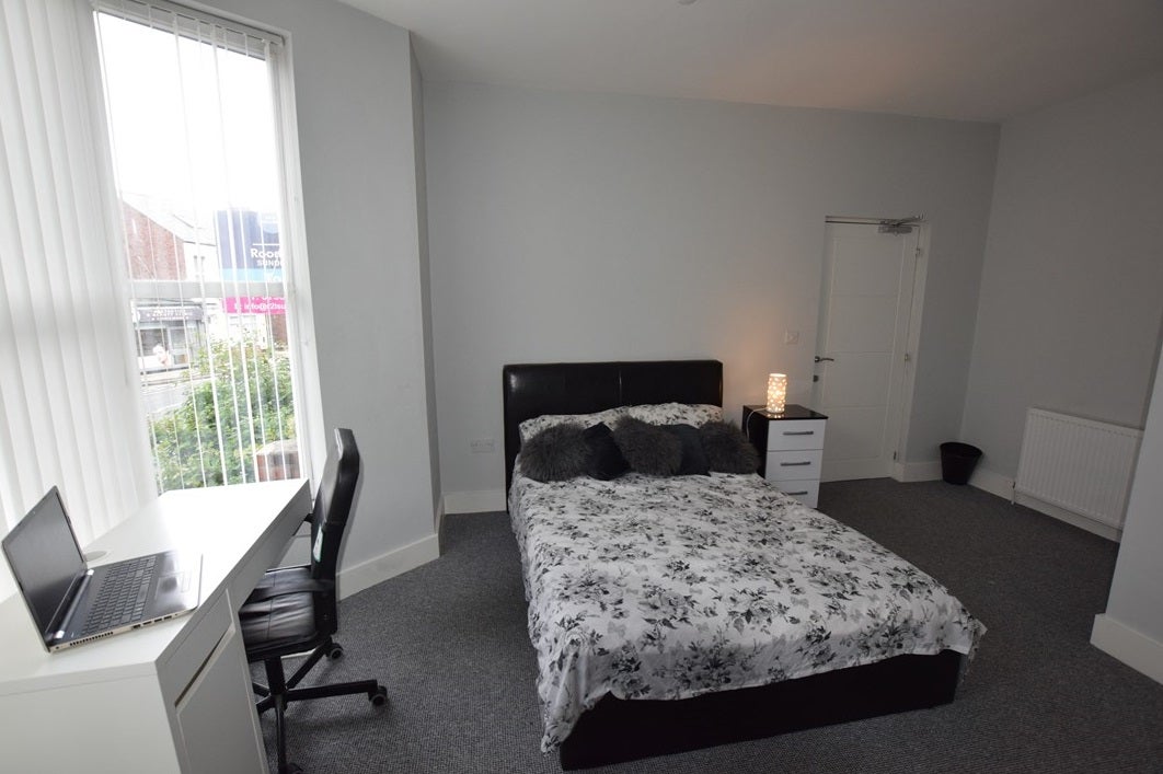 Room Durham Road in Sunderland