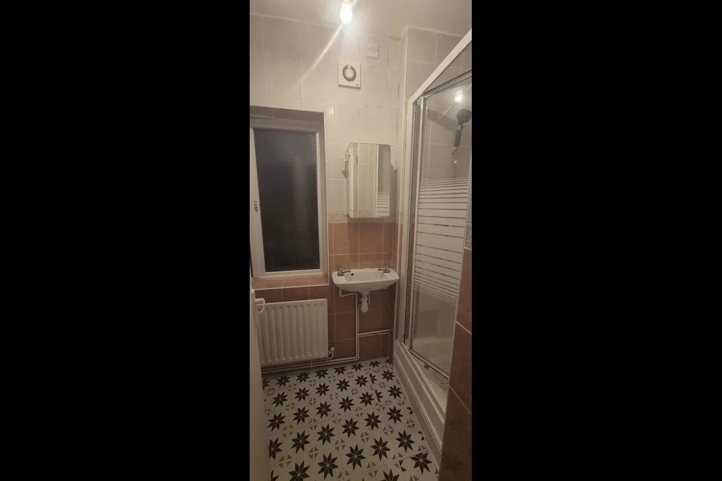 Flat Ryefield Crescent in Greater London