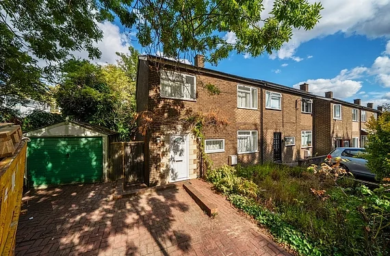 House Medebourne Close in Greater London