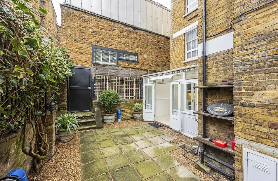 Flat Mossop Street in Greater London