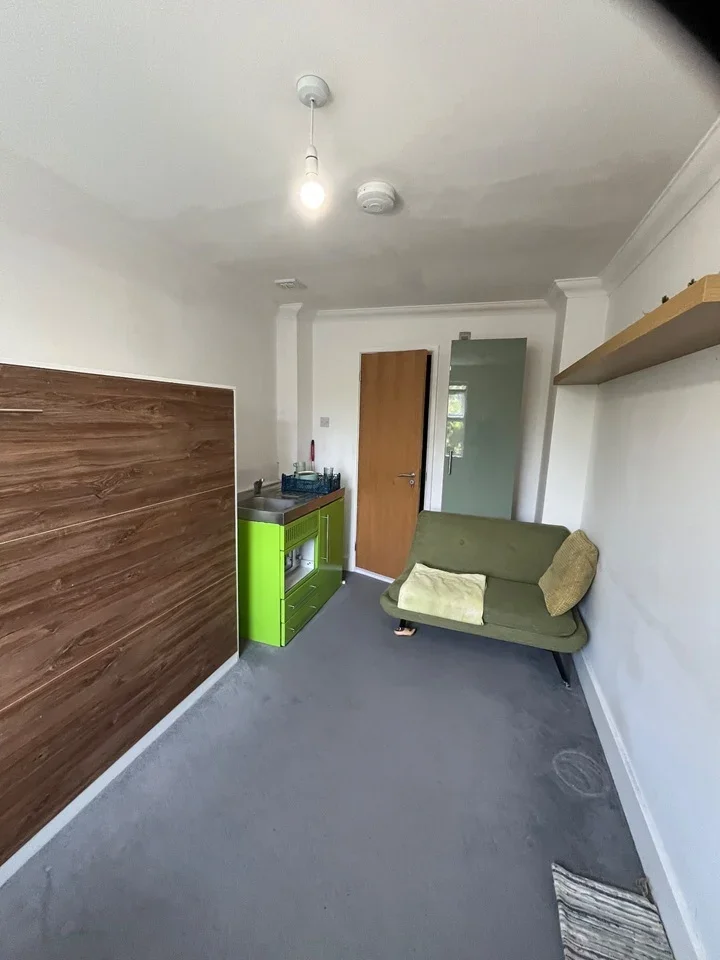 Room Sylvan Road in Greater London