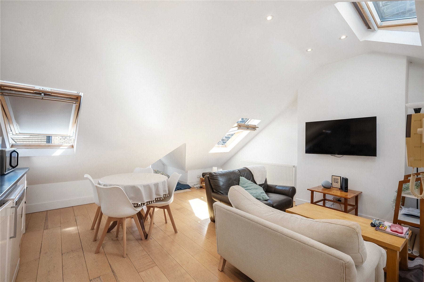 Flat Killyon Road in Greater London