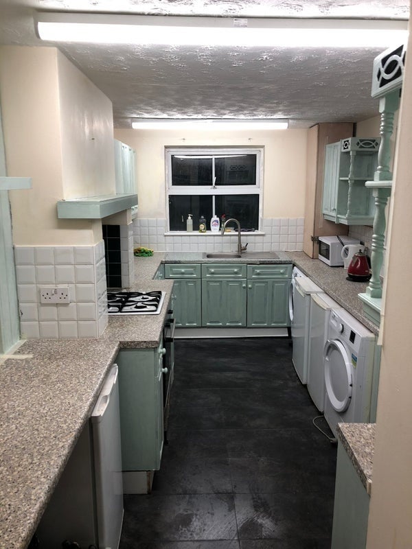 Room Arundel Road in Greater London