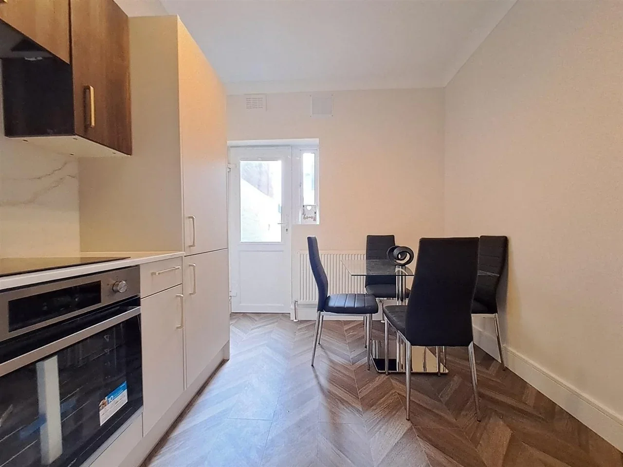 Flat Palmerston Road in Greater London