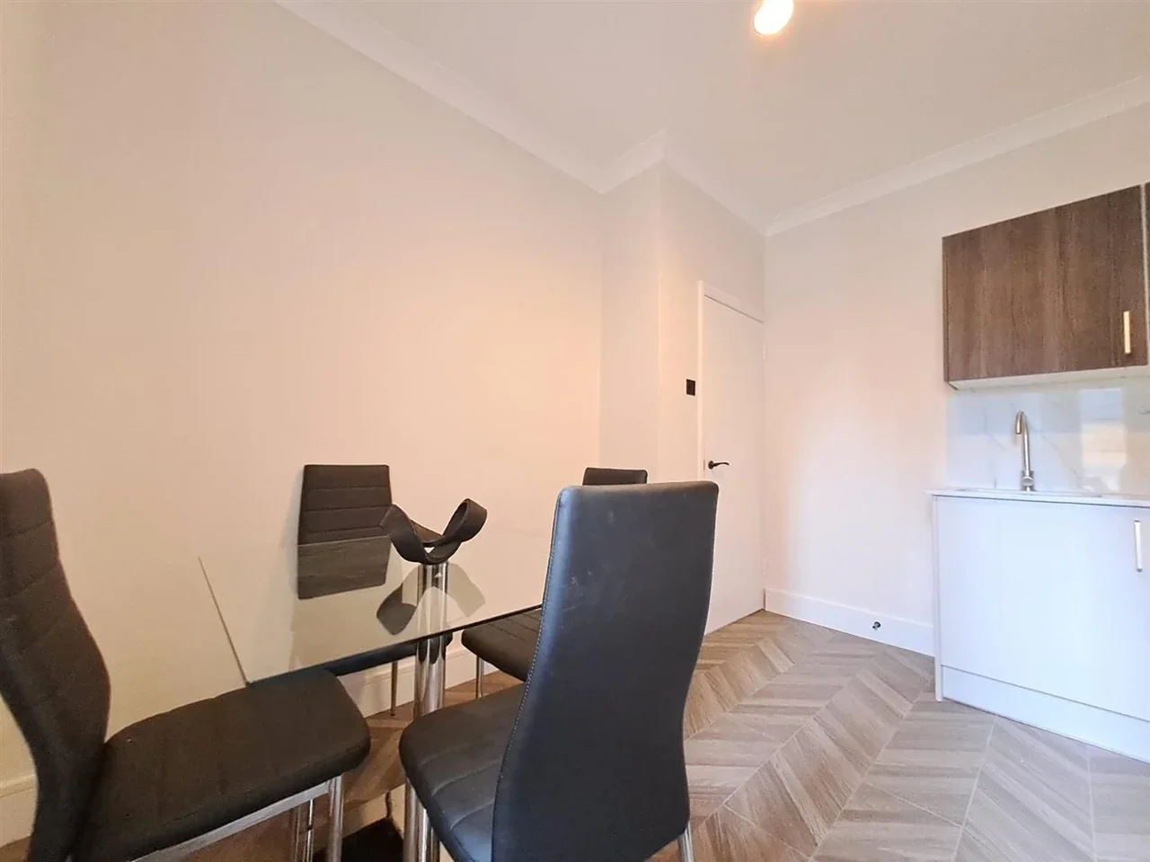Flat Palmerston Road in Greater London