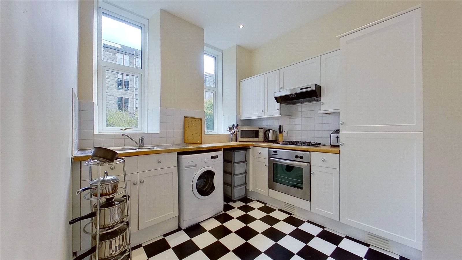 Flat Woodcroft Avenue in Glasgow
