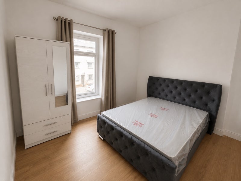 Room North Luton Place in Cardiff