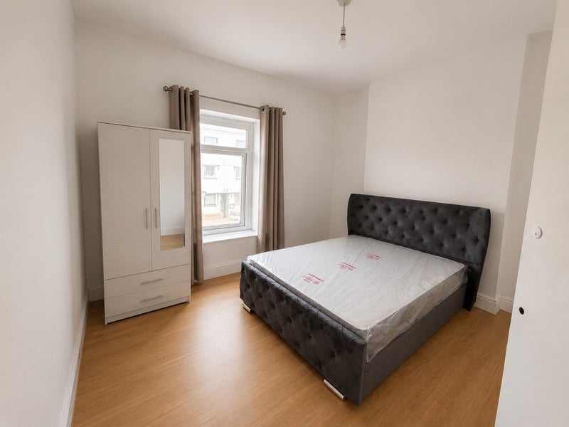 Room North Luton Place in Cardiff