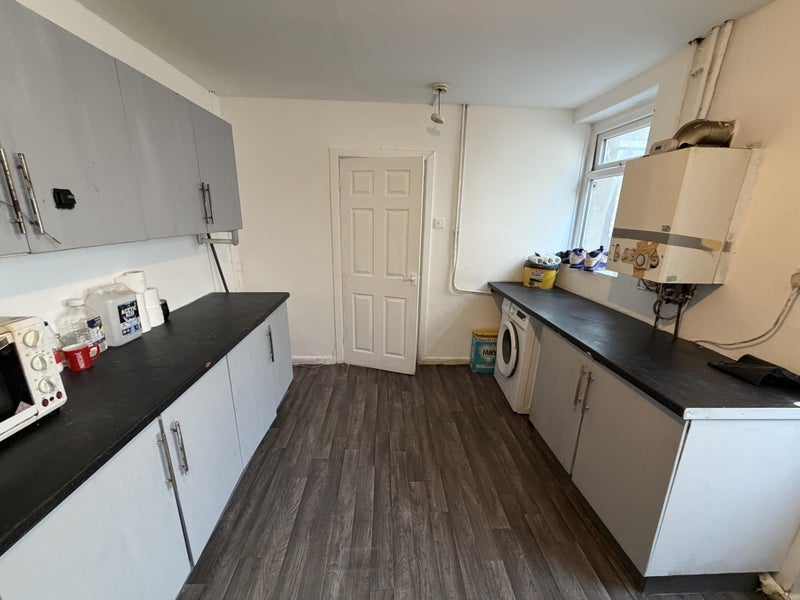 Room North Luton Place in Cardiff