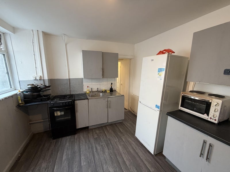 Room North Luton Place in Cardiff
