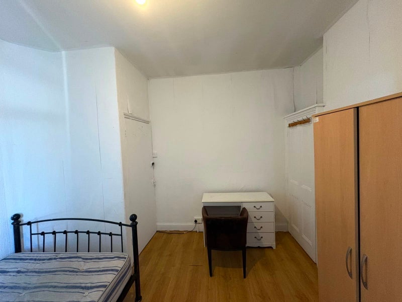 Room North Luton Place in Cardiff