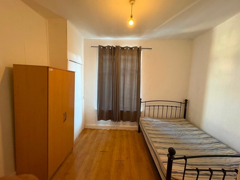 Room North Luton Place in Cardiff