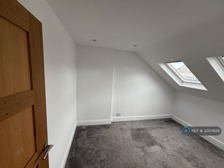Room Castleton Avenue in Greater London