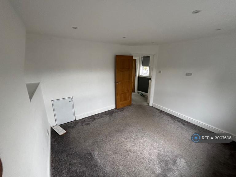 Room Castleton Avenue in Greater London