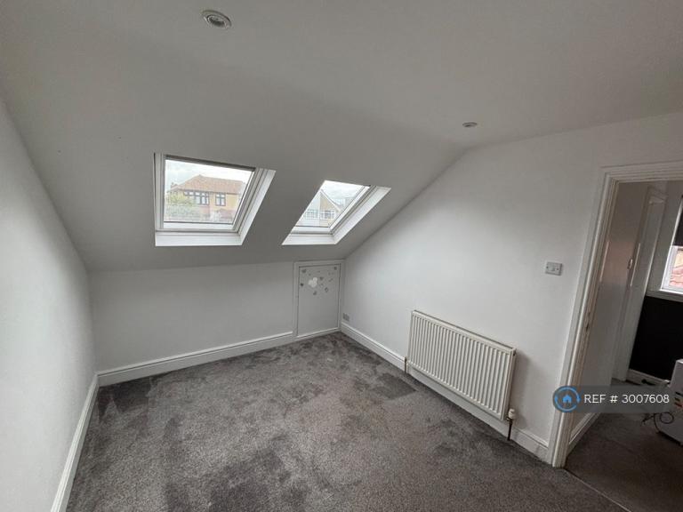 Room Castleton Avenue in Greater London