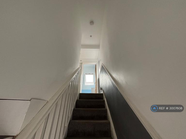 Room Castleton Avenue in Greater London