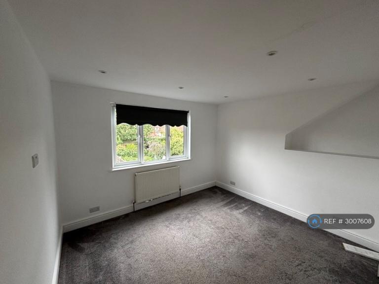 Room Castleton Avenue in Greater London