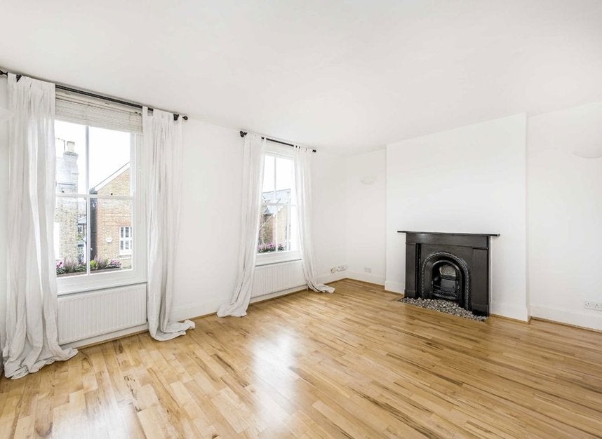 Flat Sheen Road in Greater London