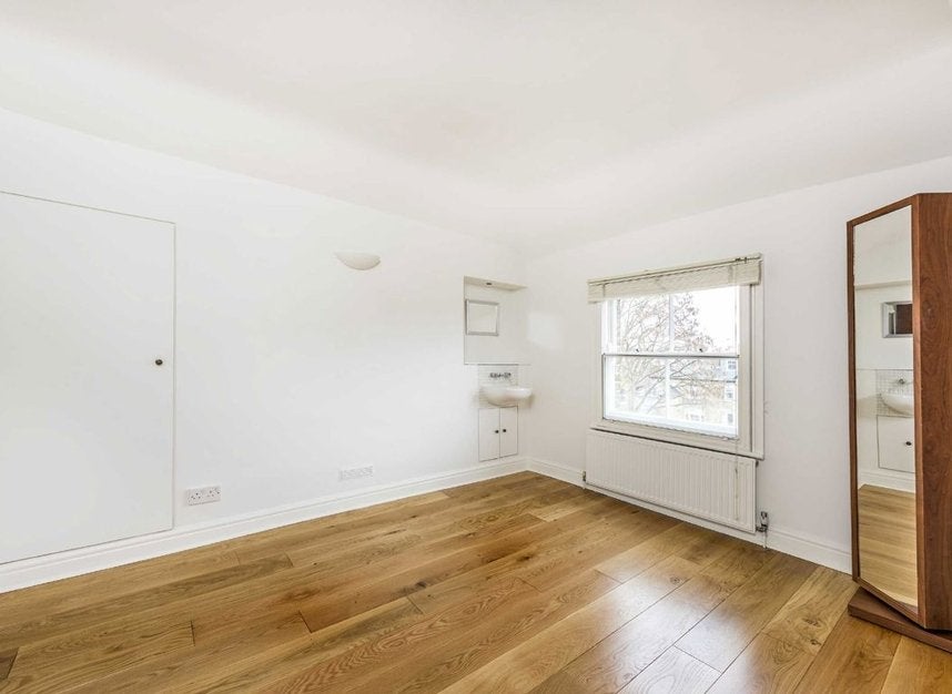 Flat Sheen Road in Greater London