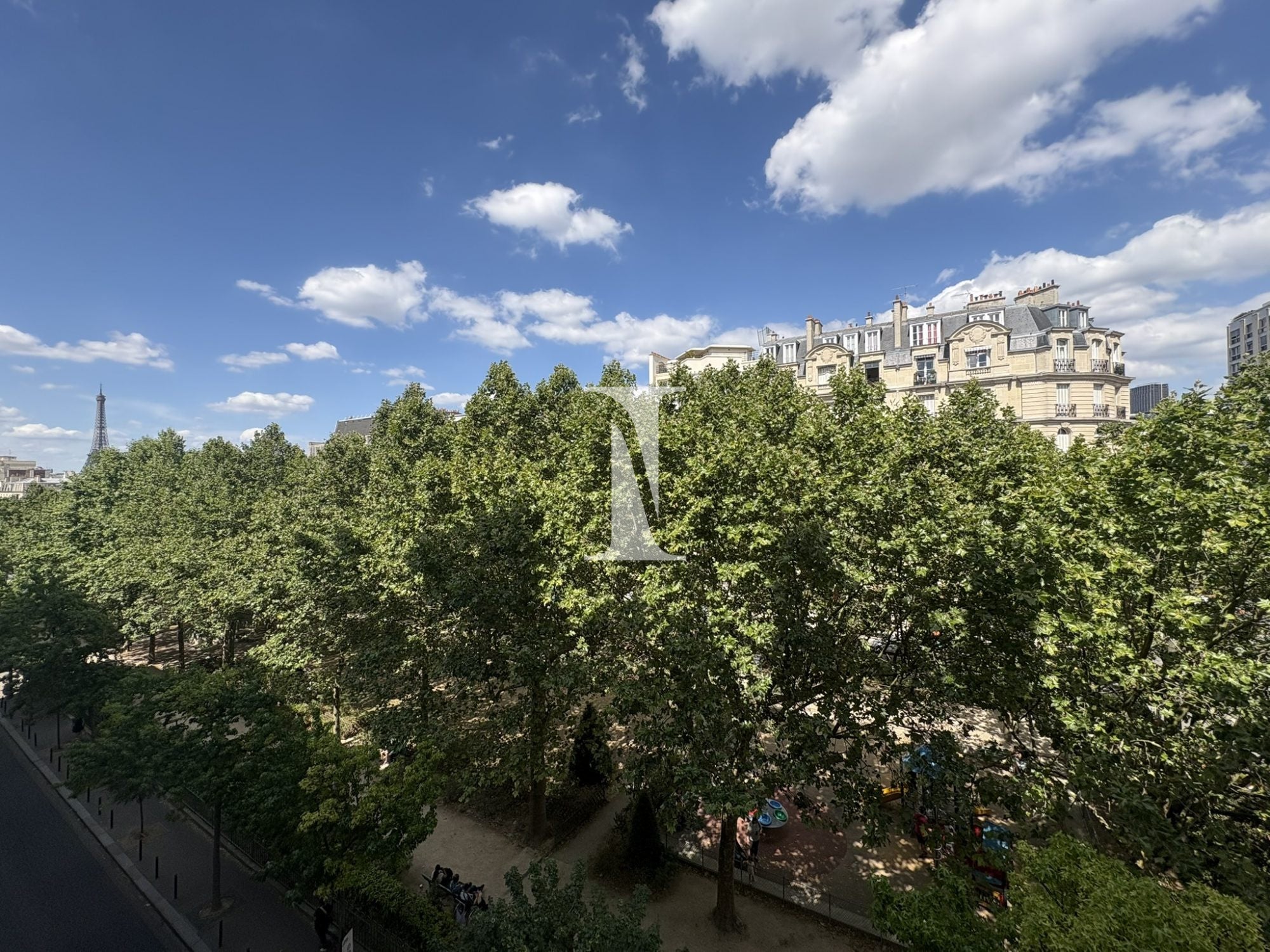 Appartement Place Adolphe Chérioux à Paris