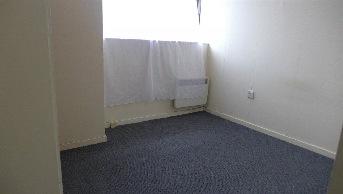 Flat Dawes Close in Coventry
