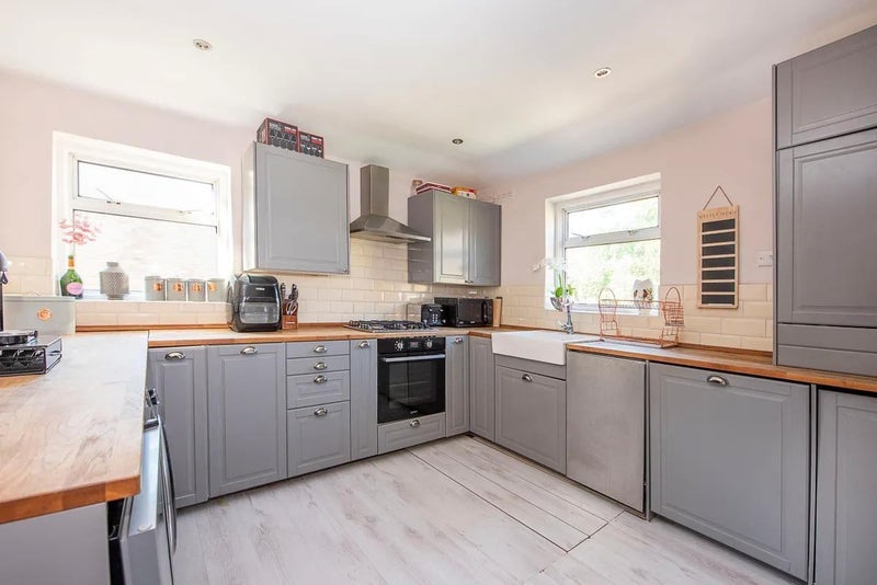 Room Merton Road in Greater London