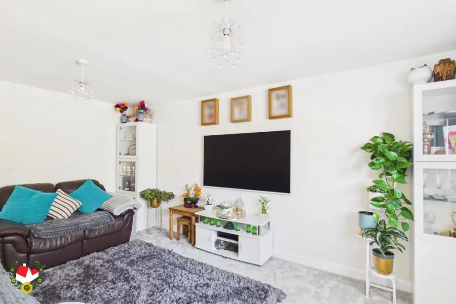 House Whitethorn Crescent in Tewkesbury