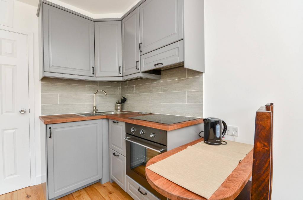 Flat Penywern Road in Greater London
