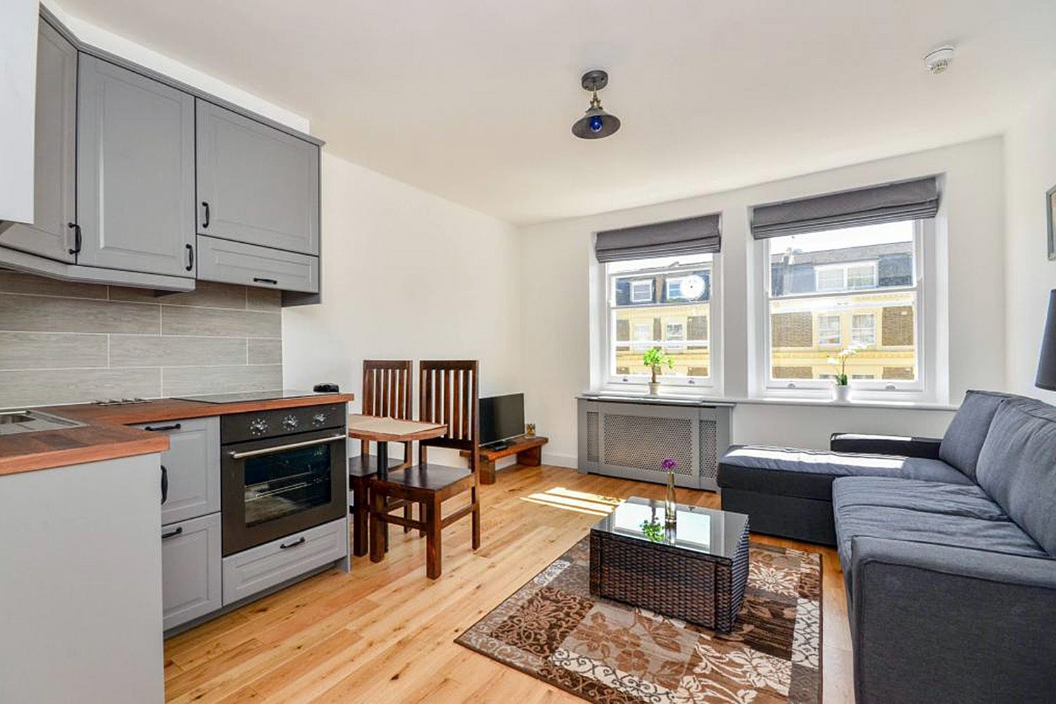 Flat Penywern Road in Greater London